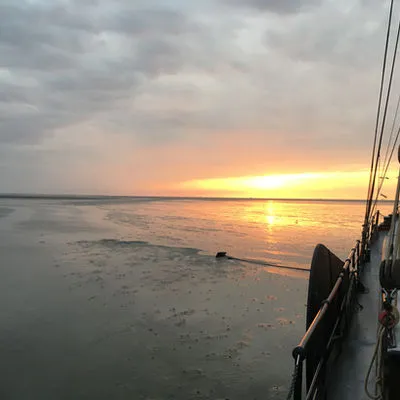 Sonnenuntergang über dem Watt, gesehen vom Deck