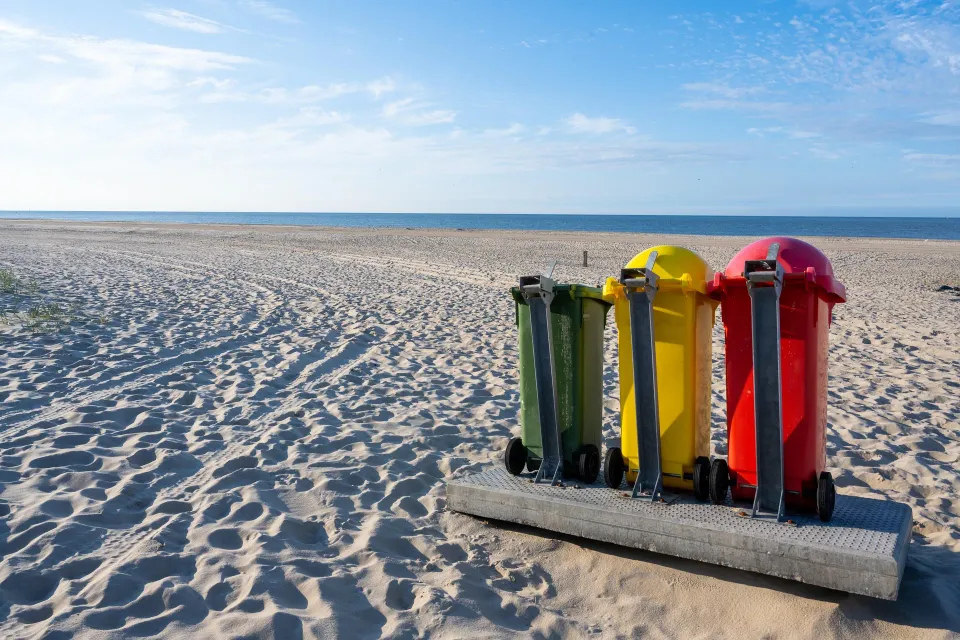 Breiter Sandstrand auf einer Watteninsel