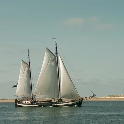 Die Minerva unter Segeln vor einer Sandbank