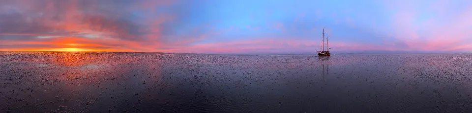 Wattpanorama mit der Minerva bei Sonnenuntergang