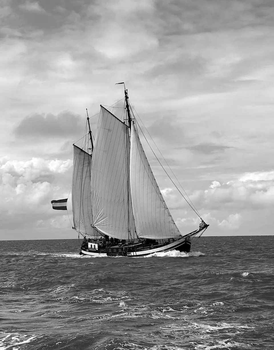 Minerva unter Segeln in Schwarz-Weiß