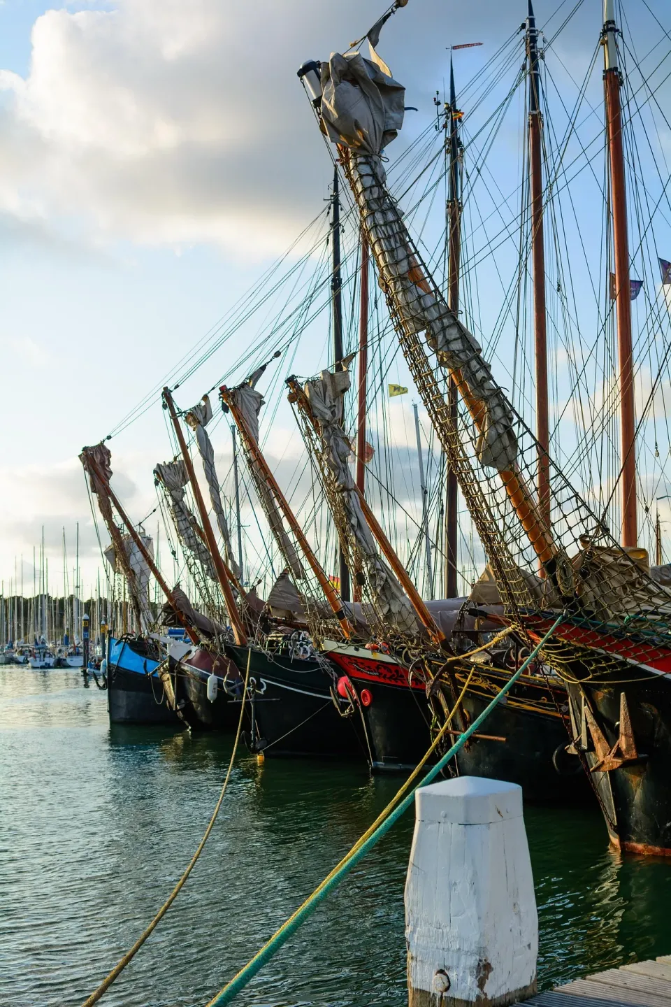 Traditionelle Segelschiffe mit hohen Masten im Hafen