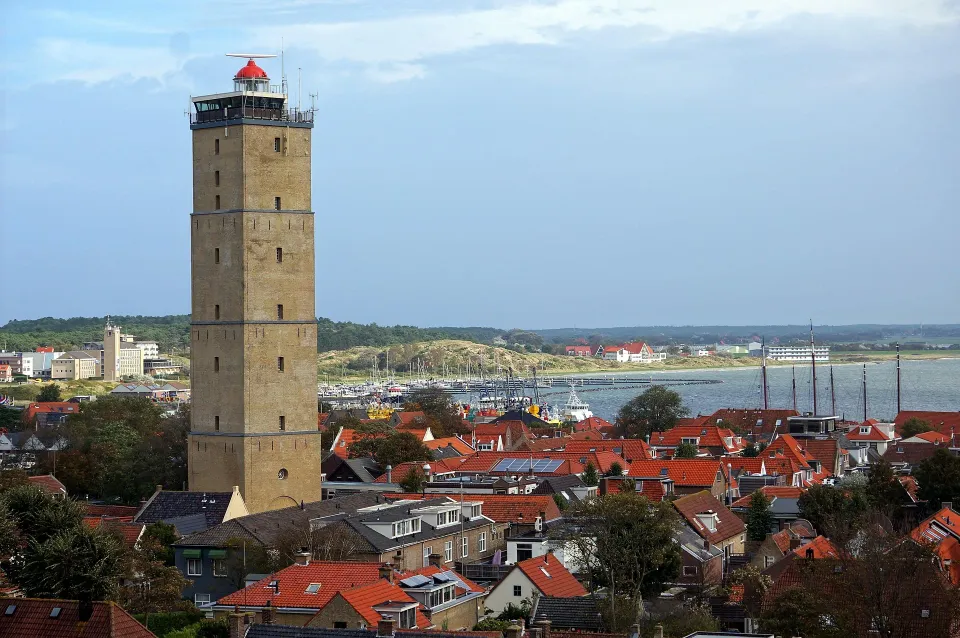 Leuchtturm und Dächer des Ortes auf Terschelling