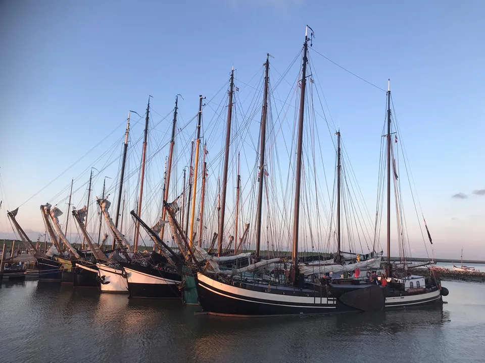 Traditionelle Segelschiffe im Hafen