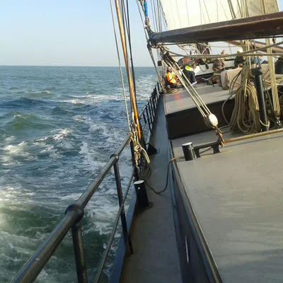 Deck der Minerva unter Segeln mit dem Kielwasser im Wasser