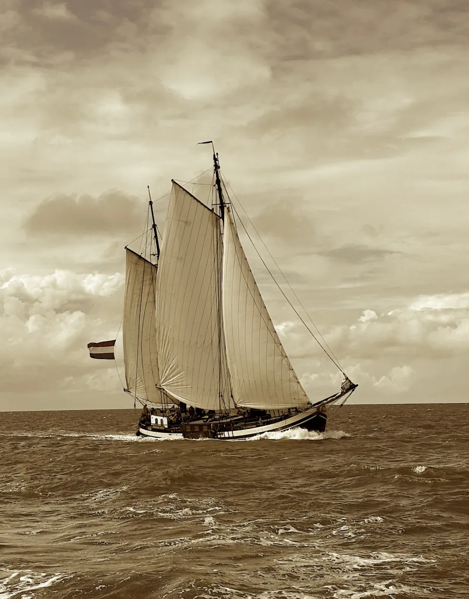 Die Minerva unter Segeln in Sepiatönen