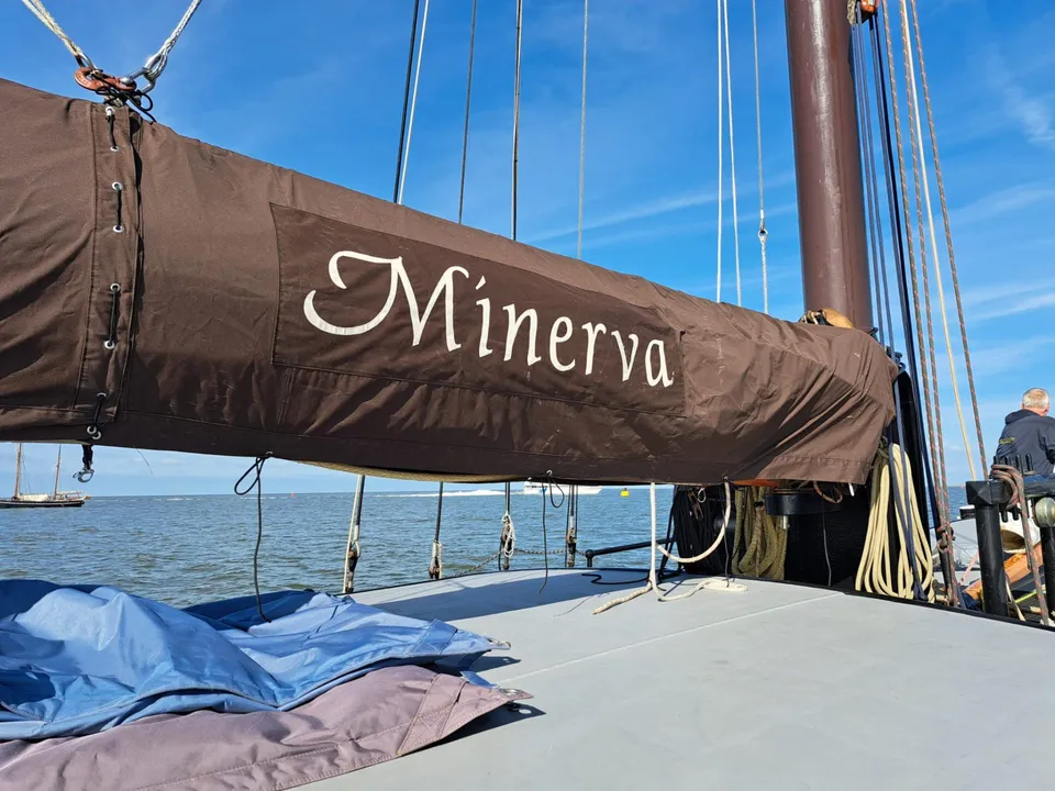 Segelpersenning der Minerva an Deck