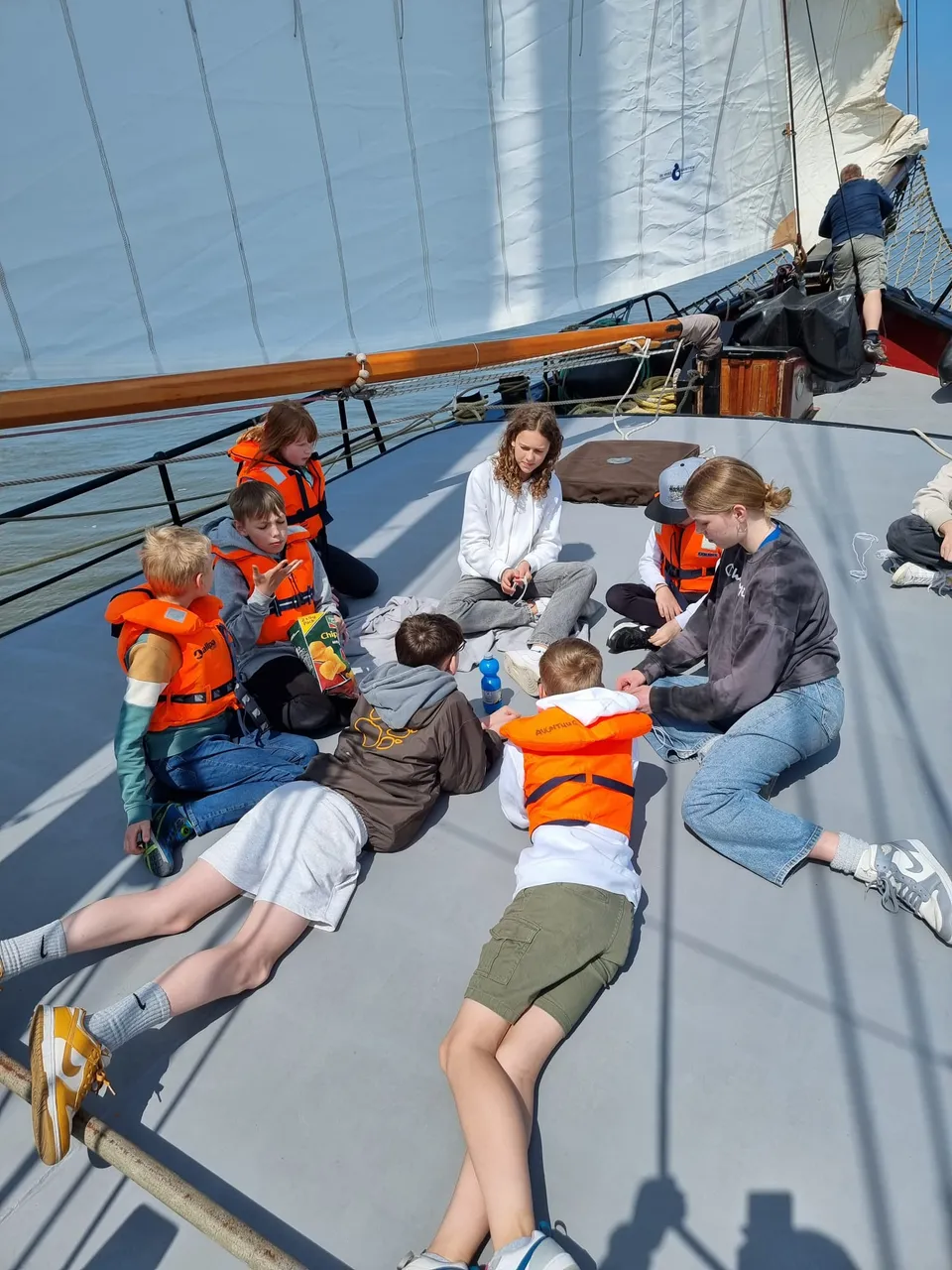 Kinder mit Schwimmwesten an Deck der Minerva