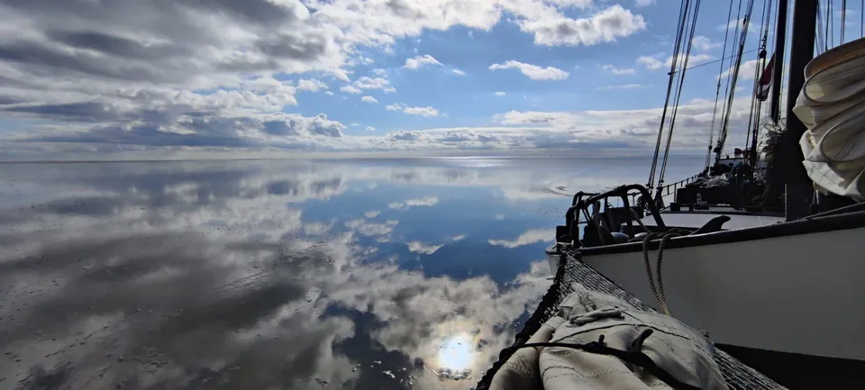 Wolken spiegeln sich im Wattenmeer