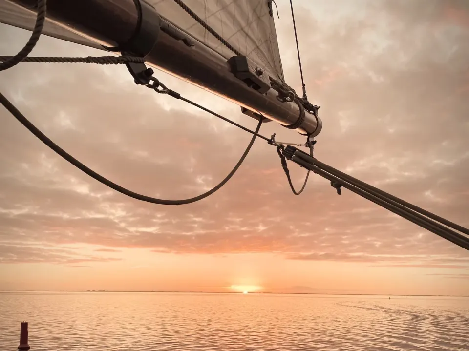 Segeln bei Sonnenuntergang